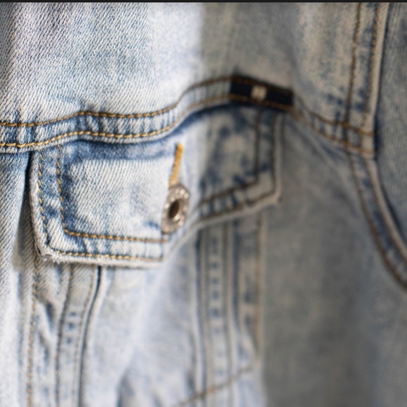 Levi's Light Wash Denim Jacket - Picture 6 of 8